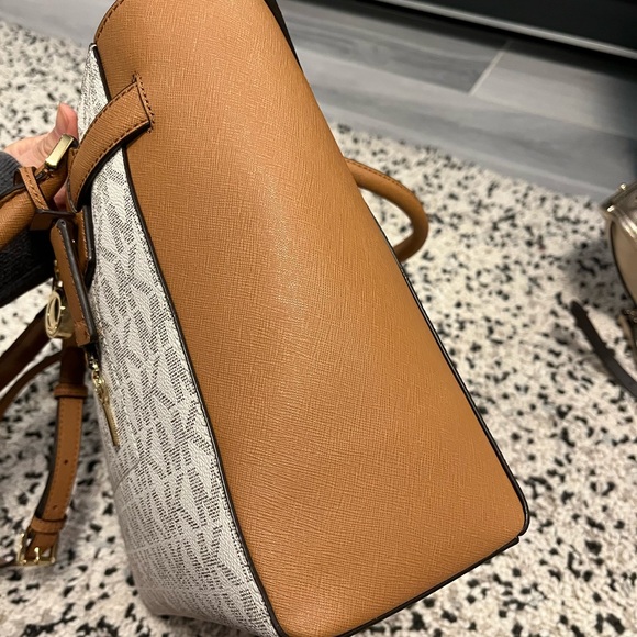 Authentic Brand New Michael Kors Handbag - Picture 3 of 8